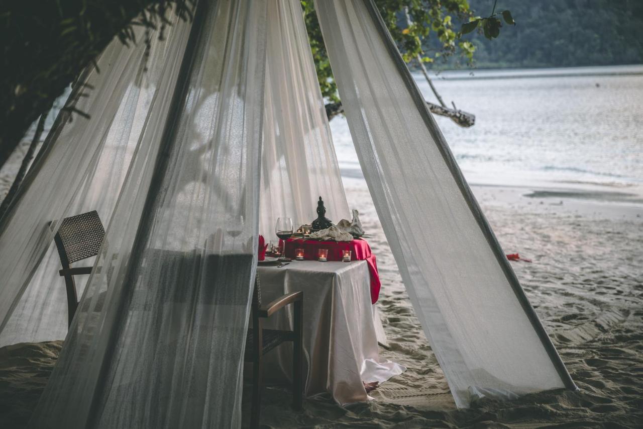 The Andaman, A Luxury Collection Resort, Langkawi Exterior foto A romantic dinner on the beach